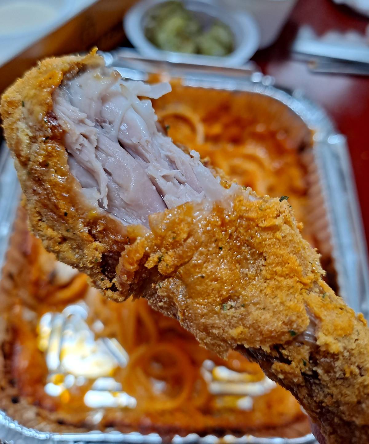 bhc 닭다리 한입 먹다