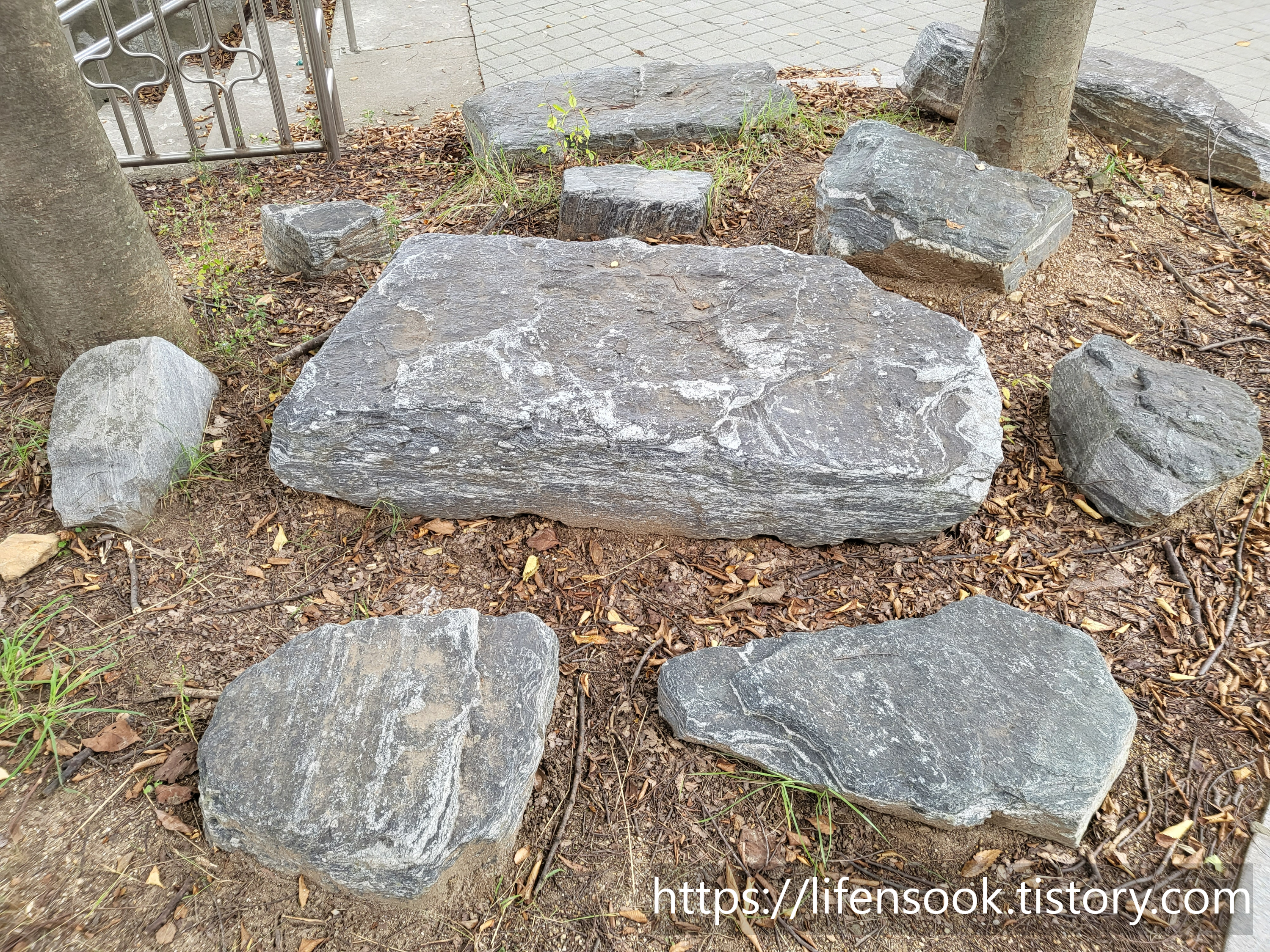 대부해솔길 6코스 돌의자와 돌탁자