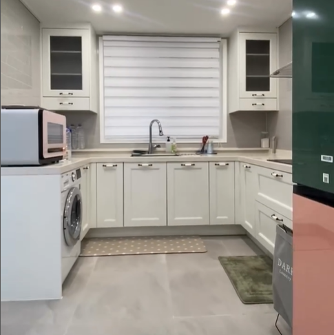 주방이 아담하고 움직이기 편안공간을 갖고 있는 주방 인테리어.