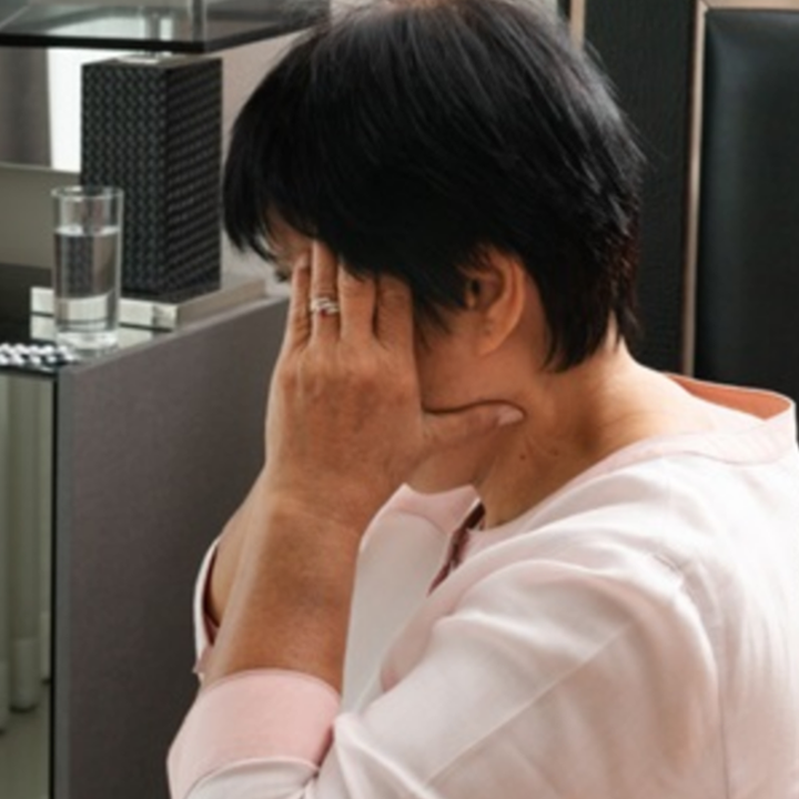 면역력-감소로-머리-붙잡고-있는-중년-여성