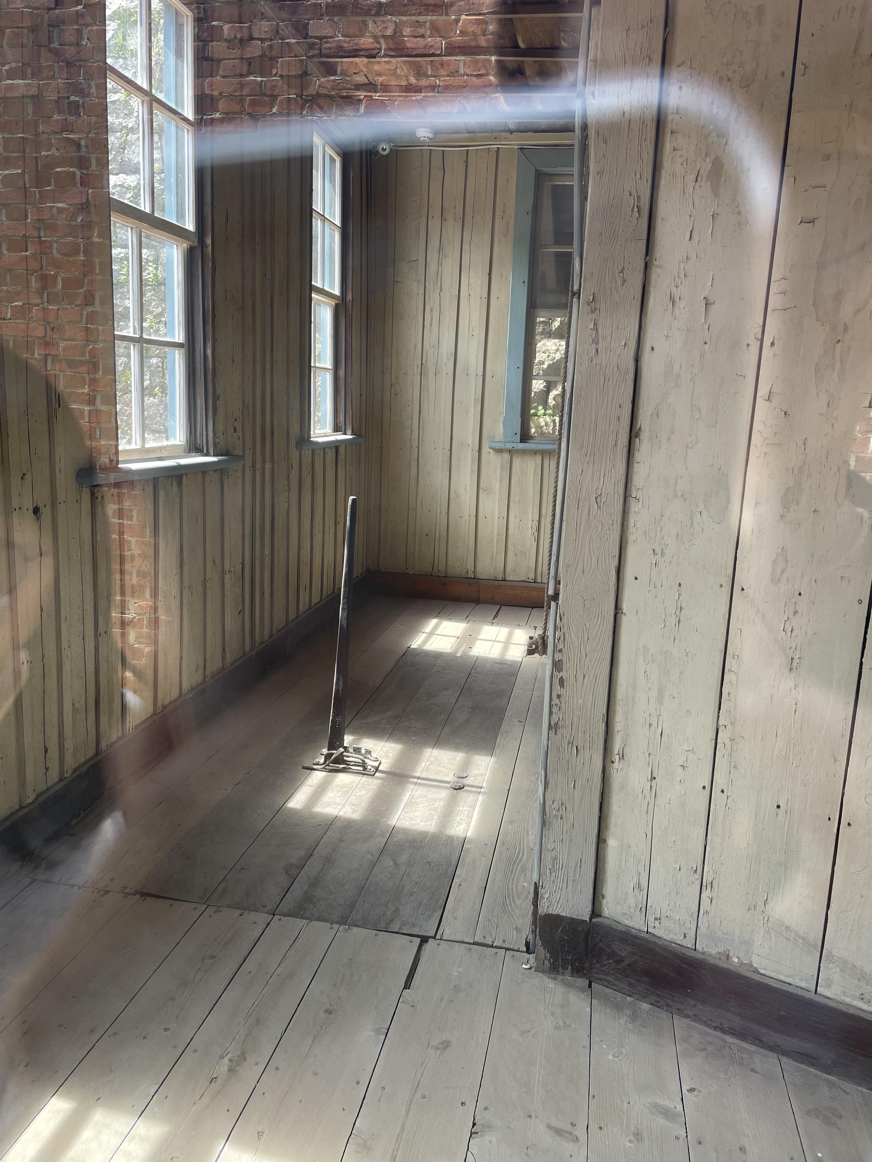 사형장의 밧줄과 의자 뒷쪽의 손잡이