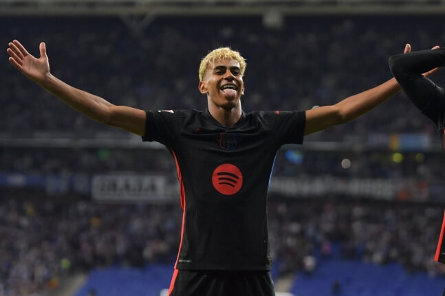 라민 야말, 바르셀로나 검은 원정 유니폼 입고 양팔을 벌려 골 세리머니 중