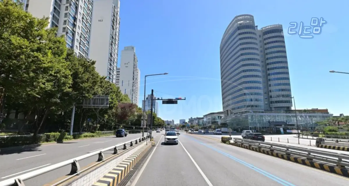 가락금호아파트-가락농수산물시장-도로-자동차-푸른색-하늘-가로수-초록-나무