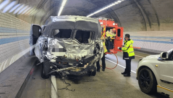 보은 수리티 터널에서 발생한 버스와 승합차
