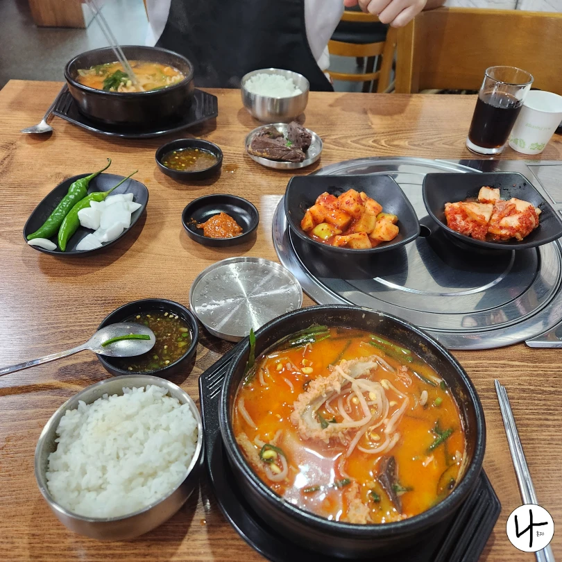 선지해장국과-내장탕을-먹는-두-남자