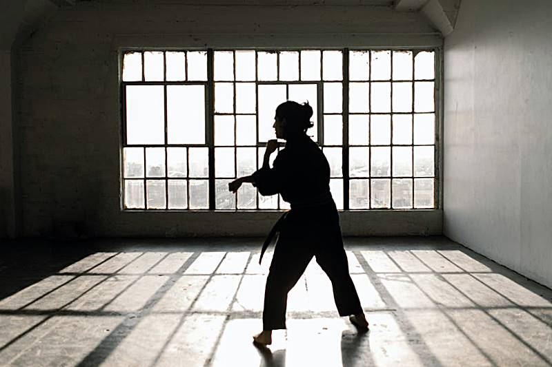 도장에서-태권도-품새-역광의-모습