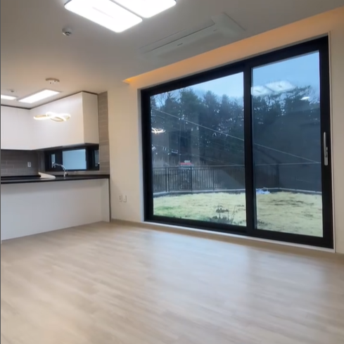 거실에서 창 밖이 잘 보이고, 넓어서 가족들과 다과를 즐기기 매우 좋다.