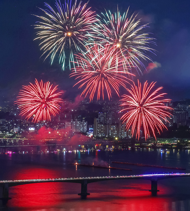 야간한강위에 폭죽5발이서울야경과함께 터지는모습