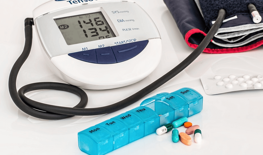 혈압이 높을 때 증상에 도움이 될 수 있는 혈압계와 혈압약
