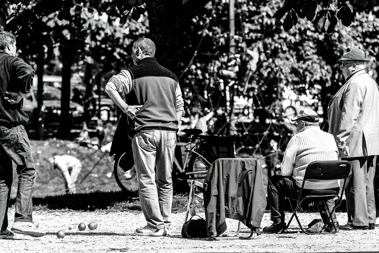 자립 가능한 노인을 위한 실버타운 과 케어중심형 실버타운의 비교