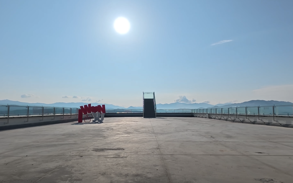 소금산 그랜드 밸리&amp;#44; 케이블카 상부 탑승장에 내리시면 옥상으로 가보세요. 이렇게 하늘 계단이 있습니다. 