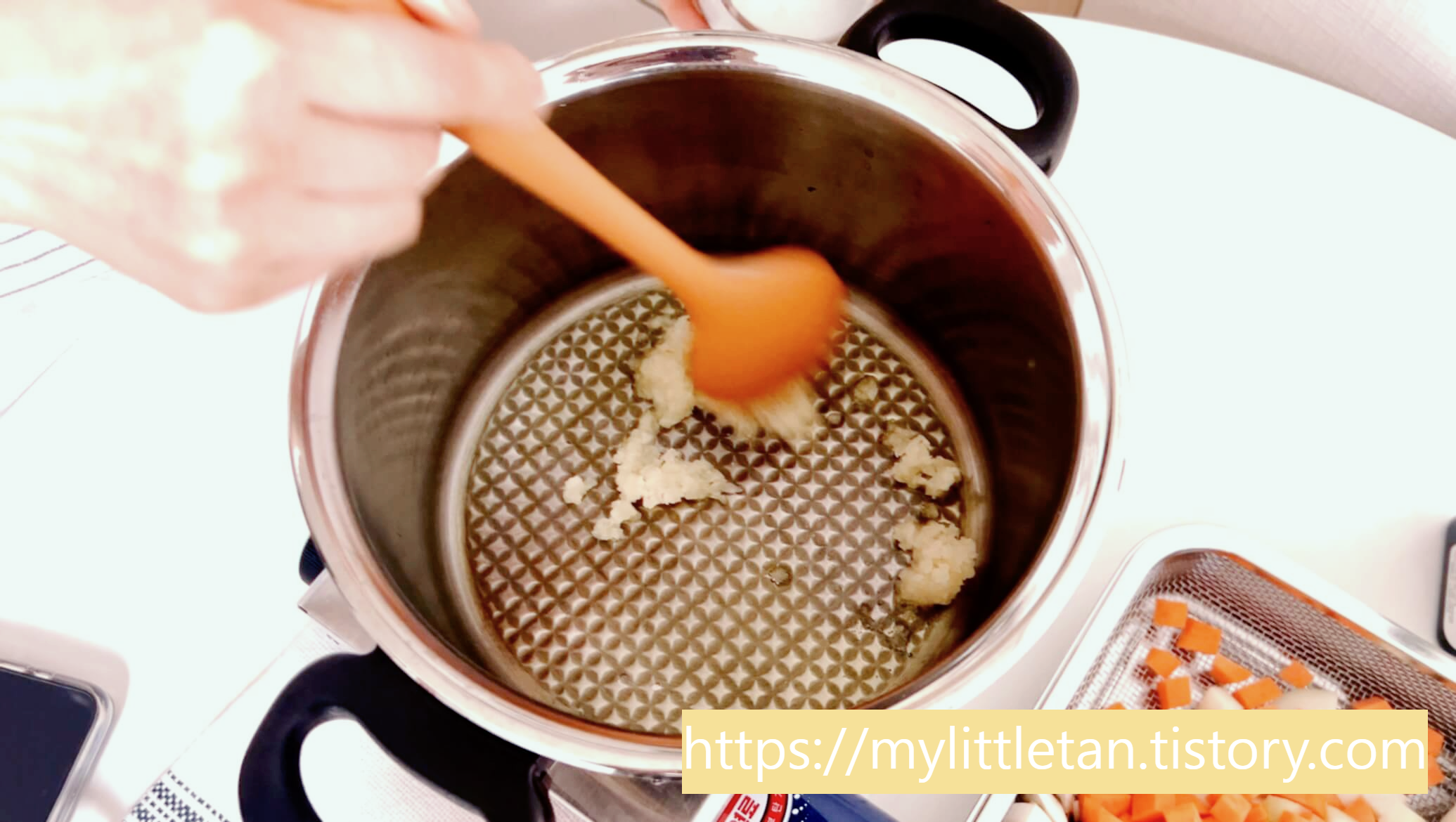 올리브유에 다진마늘을 볶는다