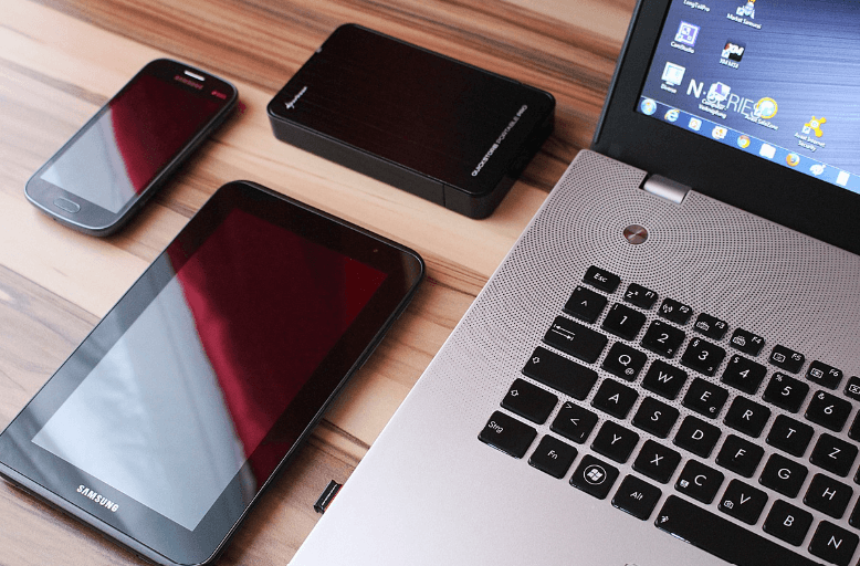 스마트폰과 눈 건강의 상관관계, 책상위에 스마트폰과 노트북등 전자기기가 있다.