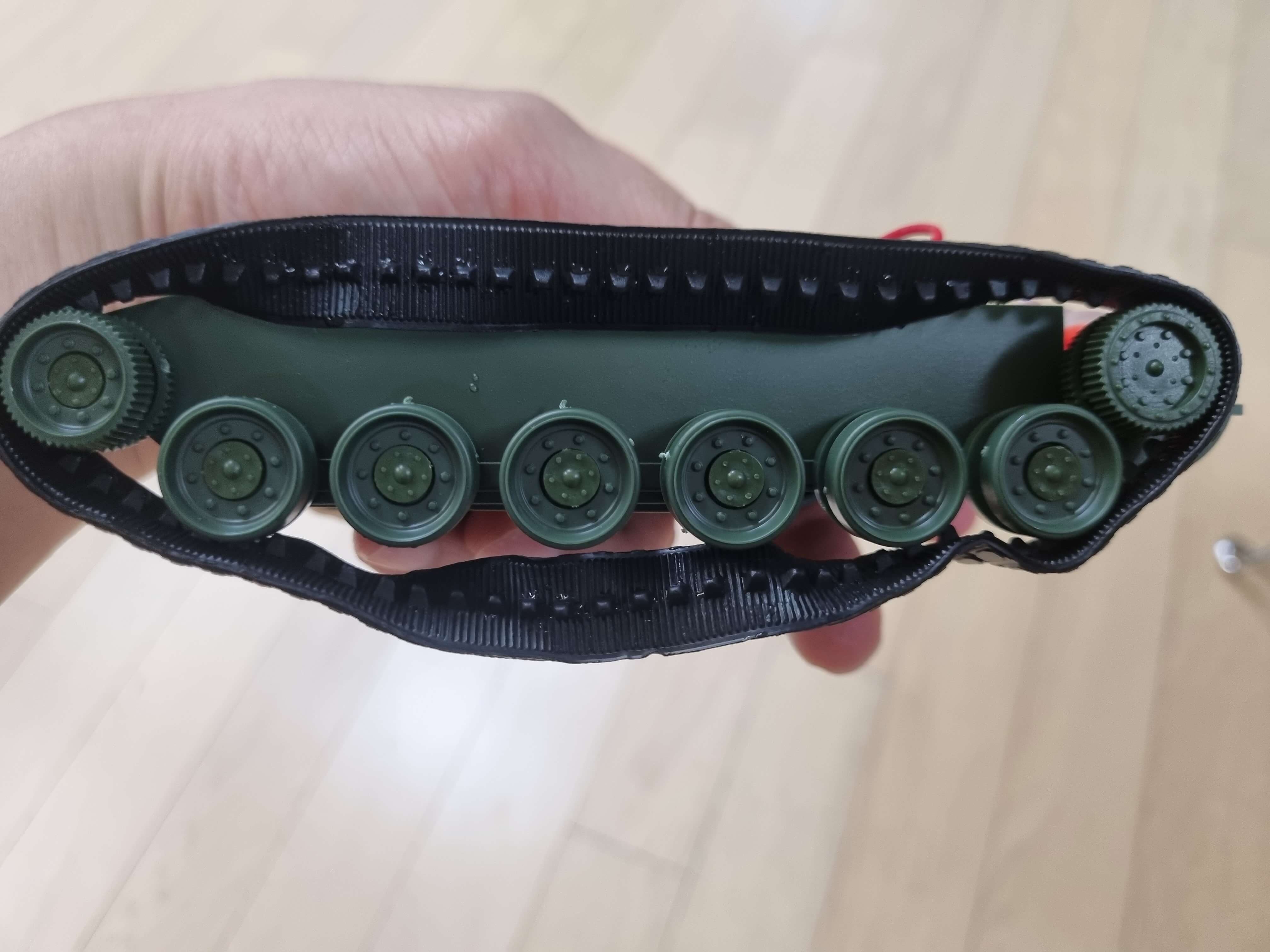 탱크 바퀴 불량