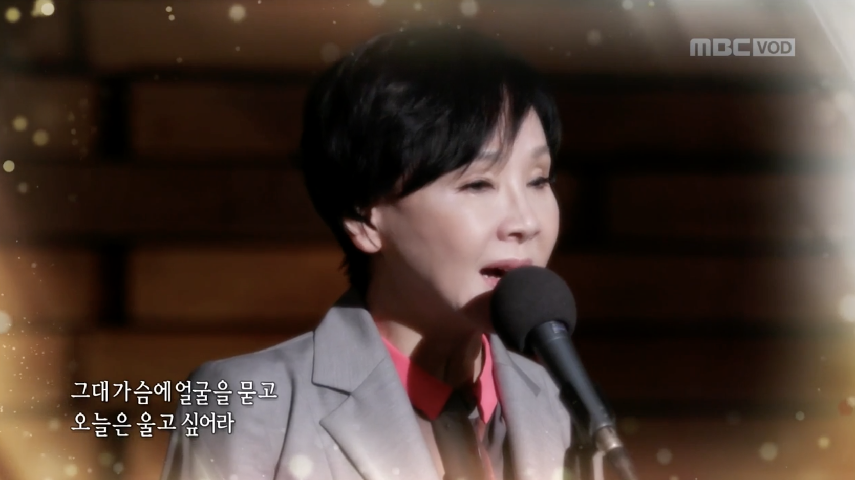 무대에서 애모 부르는 가수 김수희 모습