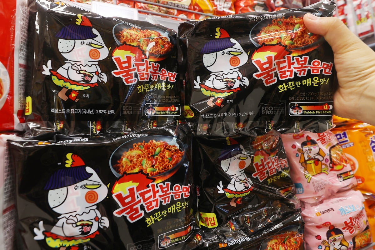 마트에서 판매되고 있는 삼양식품의 불닭볶음면