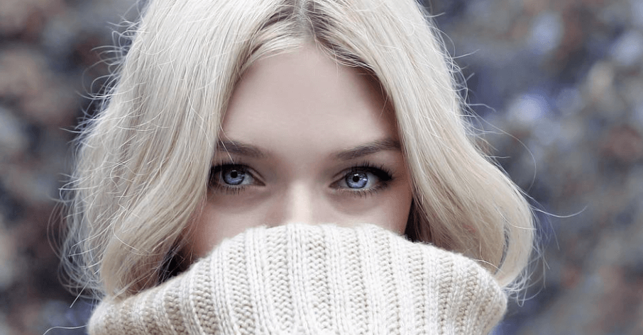 파란눈의 미녀가 정면을 쳐다 보고 있다