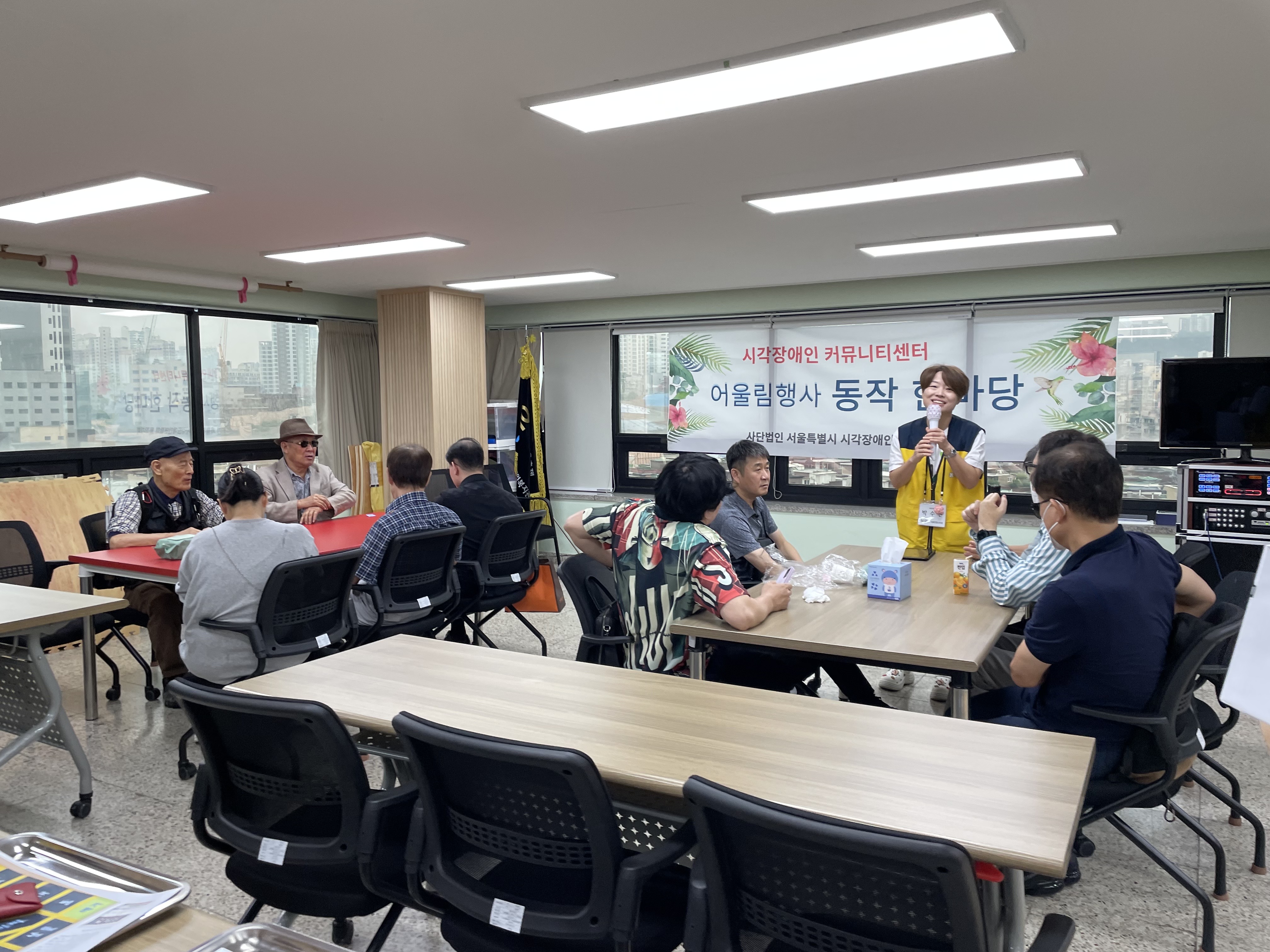 박수진 국장이 1부 윷놀이 대회 참가자들에게 규칙을 설명하고있다.