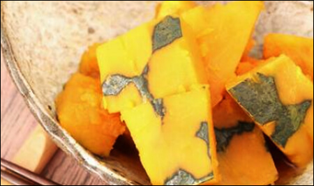 껍질을 부분적으로 제거한 단호박