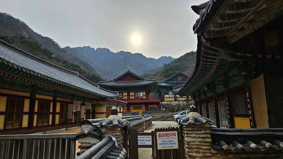 공주 동학사 : 천년의 역사와 계룡산 자연이 어우러진 한국 대표 사찰