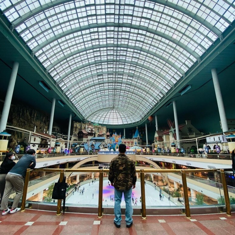 데일리룩(오뭘입) 위캔더스 카모 카고 자켓, 어커버 반팔 티셔츠, 토피 와이드 데님 팬츠 연청, 뉴발란스 410v5 블랙, 남자데일리룩, 남자데일리코디, 남자데일리패션, ootd