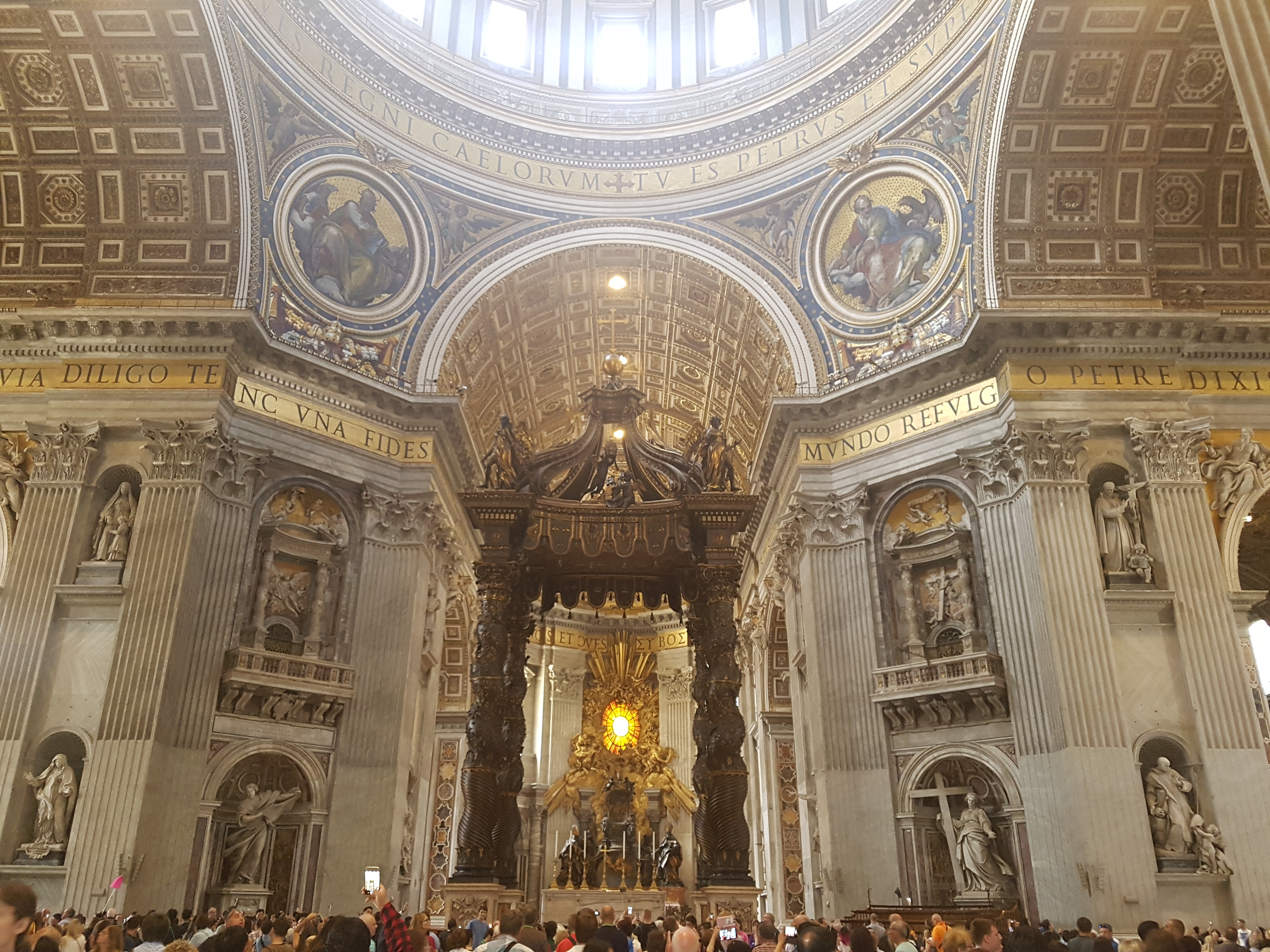 성 베드로 대성당 중앙의 청동 발다키노와 그 위로 보이는 거대한 돔(쿠폴라)의 내부 장식.
