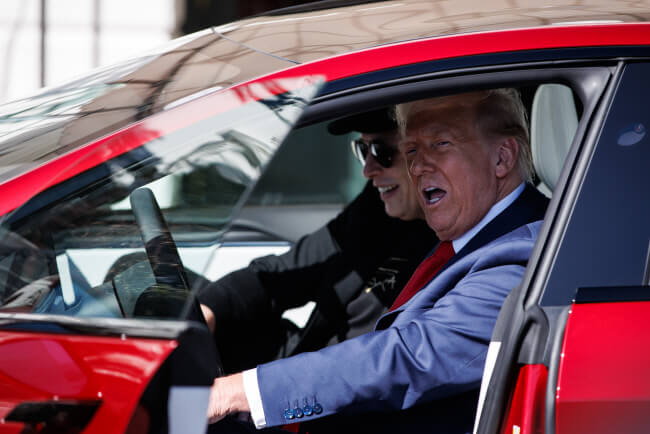 트럼프, 테슬라 차량 직접 구매…머스크 지지 선언과 주가 영향은?