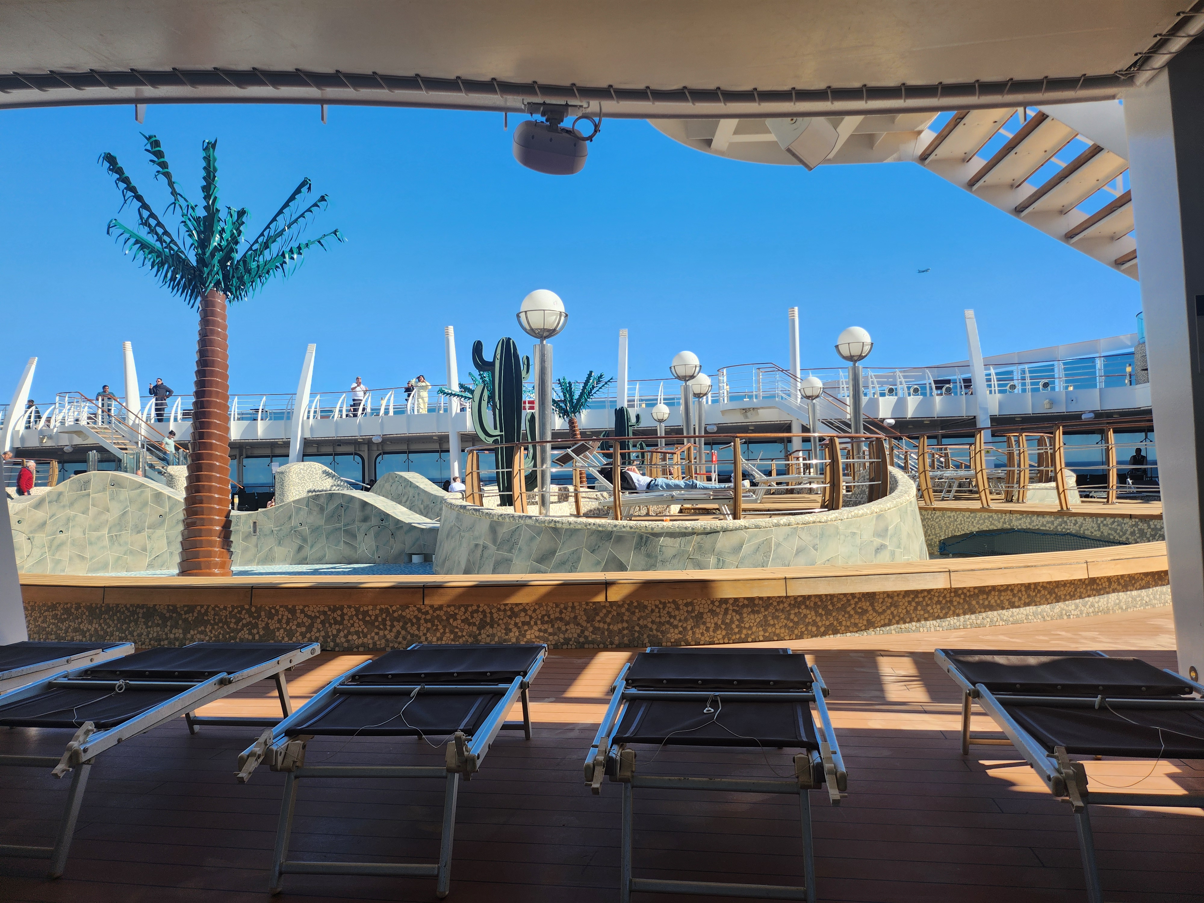 크루즈 수영장 앞