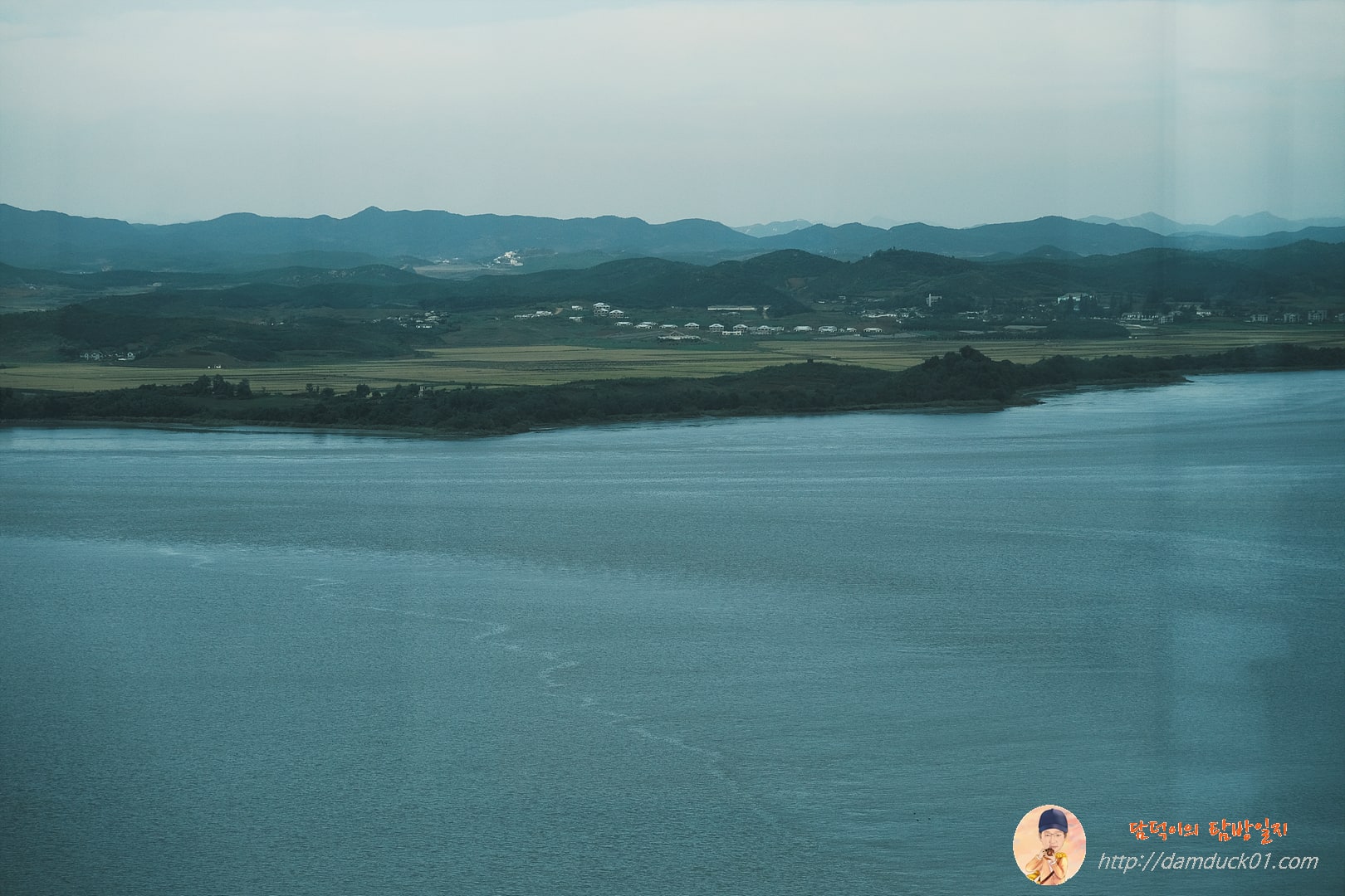 전망라운지의 창을 통해 바라본 북한
