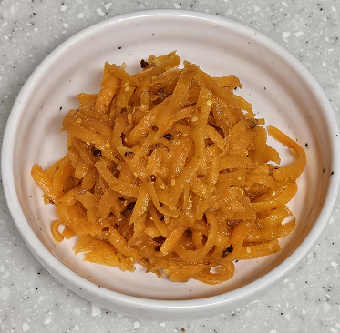 접시에 담김 당근라페. 홀그레인 머스터드가 섞여있는 모습니다.