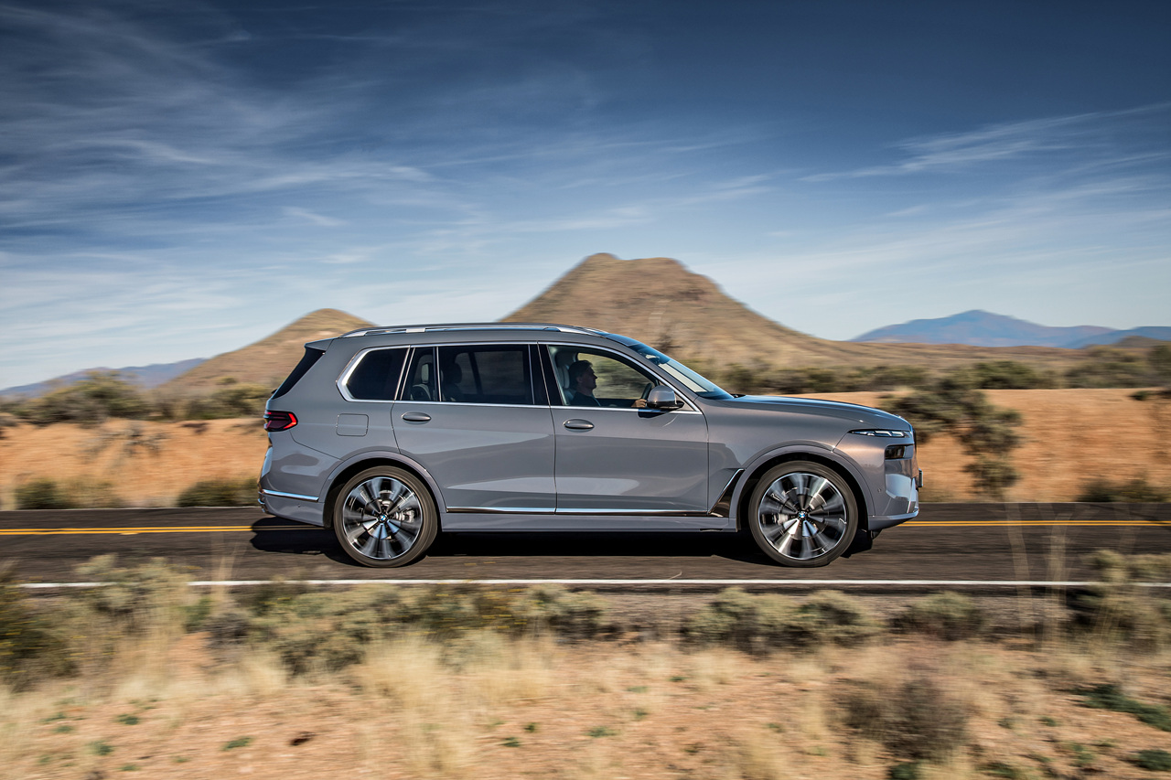 2024년형 BMW X7 주행 측면사진