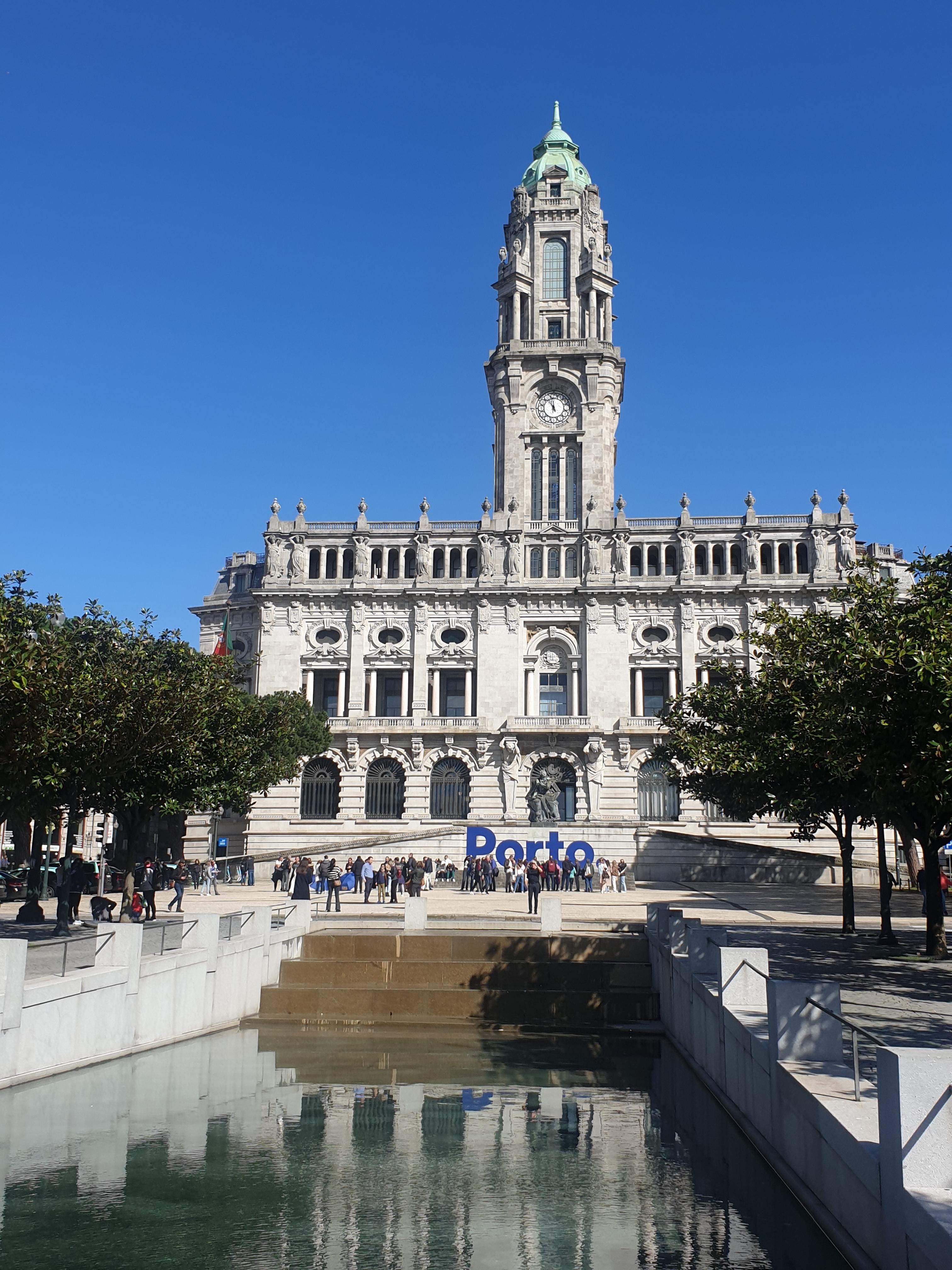 포루투 시청 앞 사진