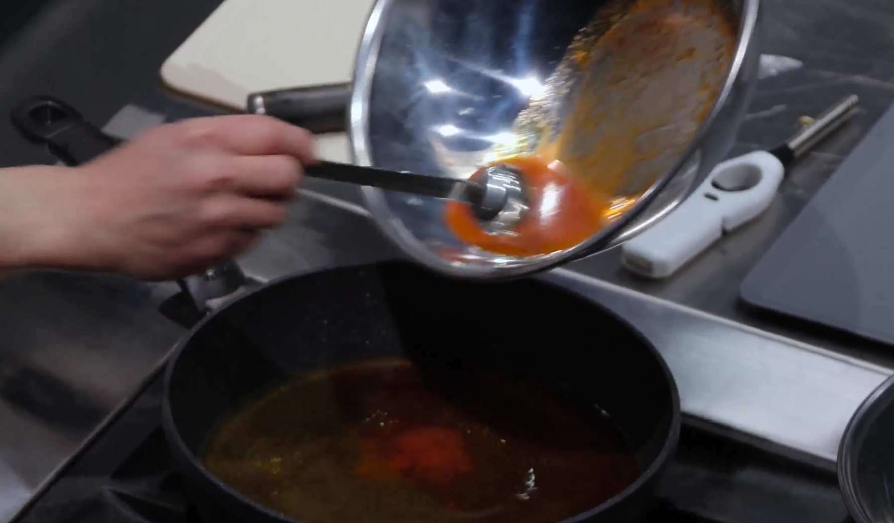 간장에-고추기름을-넣는다