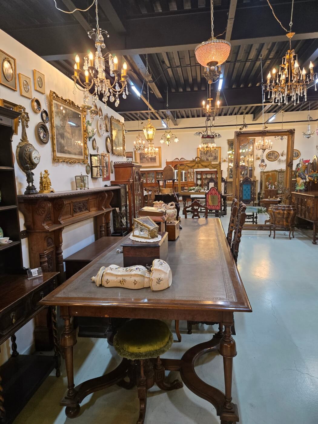 카페 프린스 1층 엔틱 가구들