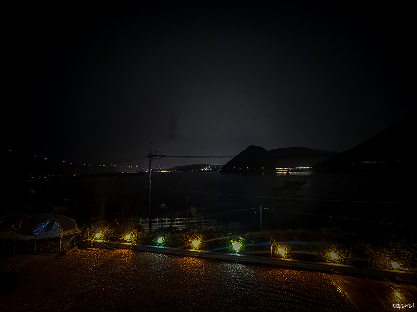 라호야펜션 야경