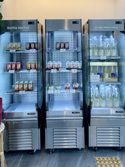 동백꽃으로-제조한-동백막걸리를-판매하고-있습니다.