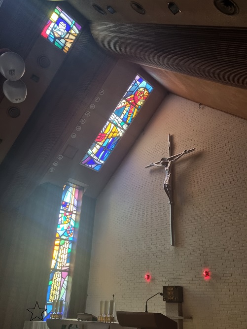 청주 사직동성당 성전 안 십자고상, 제대, 제단, 감실, 스테인드글라스 사진