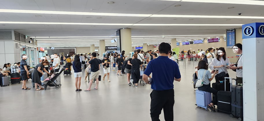 김해공항 탑승권 발권대기 사진