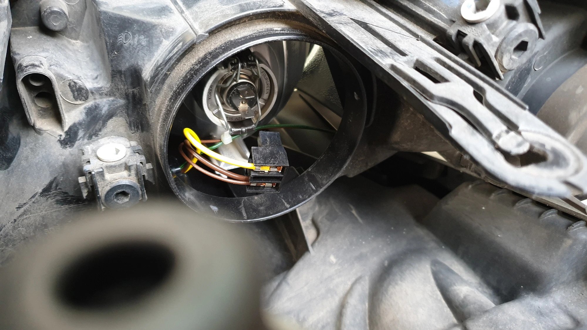 헤드라이트 전구 고정 모습