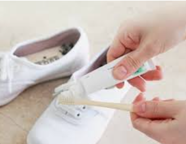 흰운동화에 치약을 묻혀 세탁하는이미지