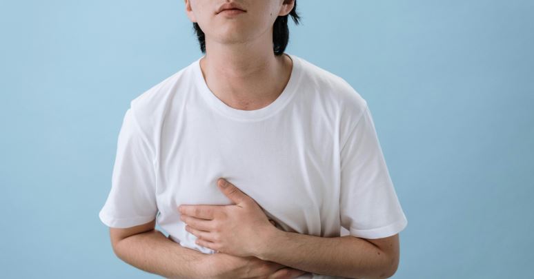 봄철 식중독 복통 사진