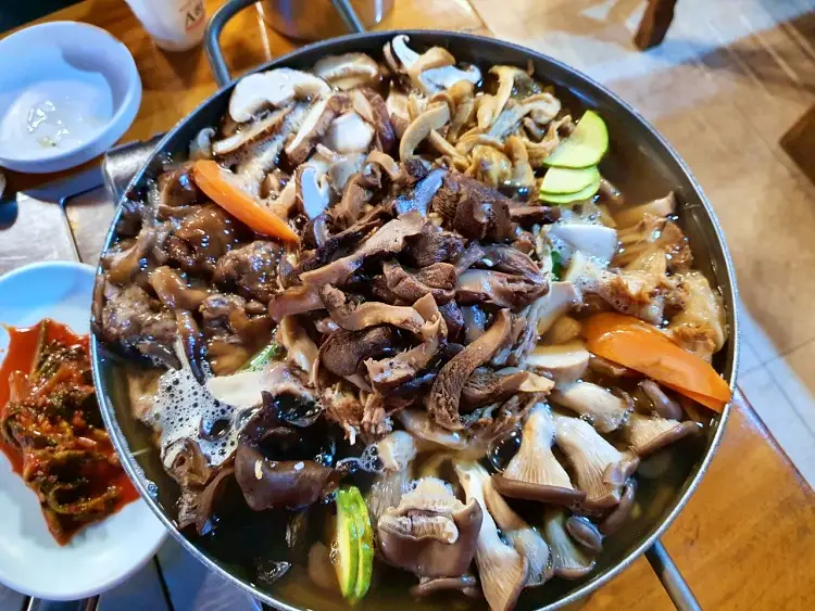 식객 허영만 백반기행 162회 신성우 편 능이 개암 싸리 자연산 버섯 전골, 달걀 풀어 부친 고소한 버섯전 소요산 등산코스 초입 노포 맛집 소개