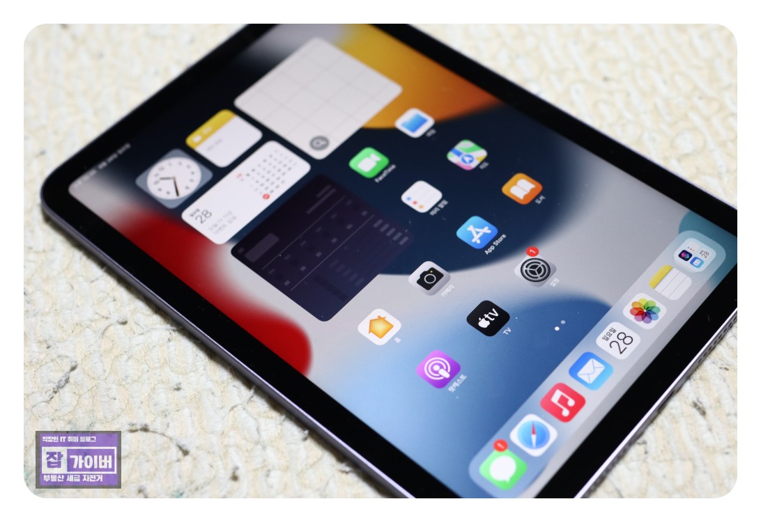 아이패드 프로 13으로 노트 필기 및 웹서핑하는 모습