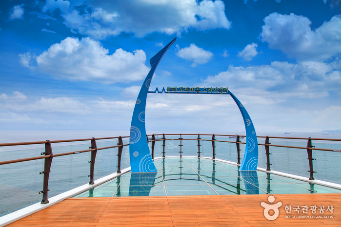 유리바닥으로 된 전망대가 있다.