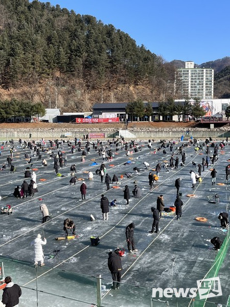회천은 맑고 차가운강과 이곳에서 자생하며 맛과 생태학적 중요성으로 높은 평가를 받는 산천어낚시와 요리를 즐길수 있는 산천어축제로 많은 방문객이 몰린다