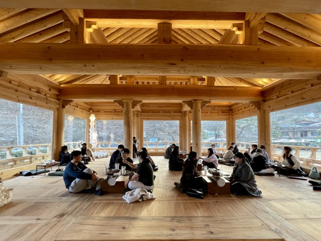 개방감이 상당한 대청마루 테이블