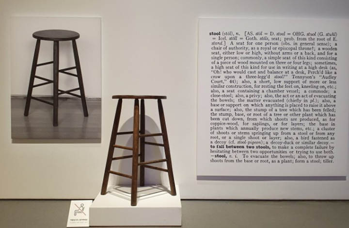 조셉 코수스의 1969년 작, '하나이면서 셋인 스툴'은 진짜 의자가 한 가운데에 위치하여 있고, 왼쪽 벽에 의자를 찍은 사진과 오른쪽 벽에 의자의 사전적 정의를 설명한 글이 인쇄되어 붙어있습니다.