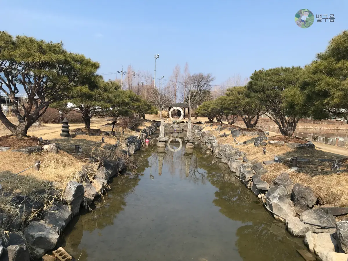 양평-세미원빅토리아수련연못-다리에서 바라본 연못