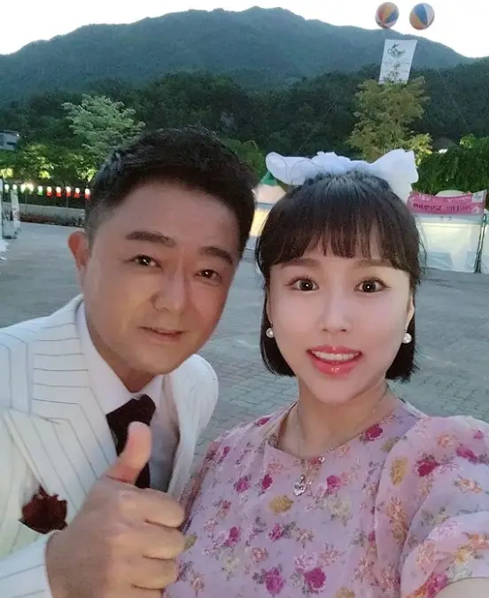 현역가왕- 외부 행사장 흰정장을 입은 진시몬과 분홍색 꽃무늬 원피스를 입고 셀카를 찍고있는 유민지