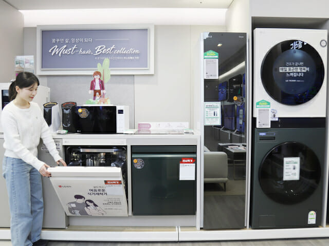 롯데하이마트가 3월 한달간 전국 310여개 매장과 온라인쇼핑몰에서 역대급 혜택들을 모아 '전동쎄(전국 동시 세일)' 행사를 진행한다. 이번 행사는 결혼 및 이사 수요가 늘어나는 시기에 맞춰 준비한 대형 행사로 연중 최대 혜택을 제공한다.